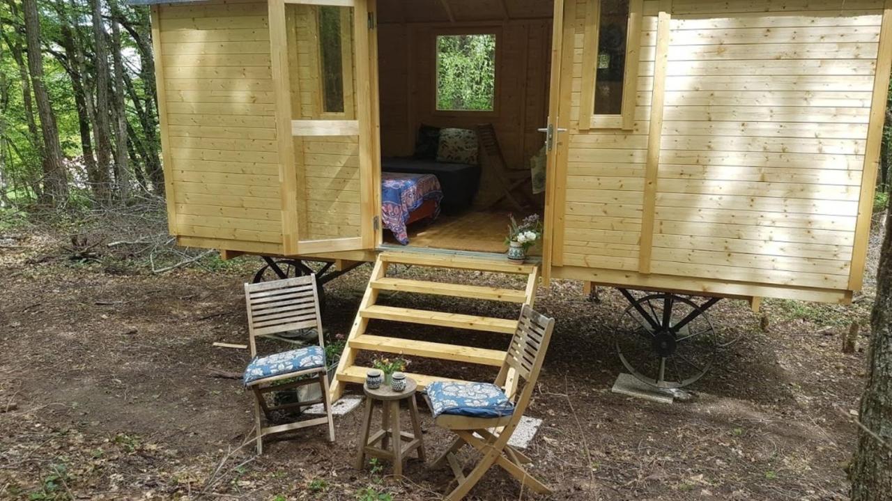 Lovely 2-Bed Shepherds Hut In A Forest Sougeres-en-Puisaye Экстерьер фото