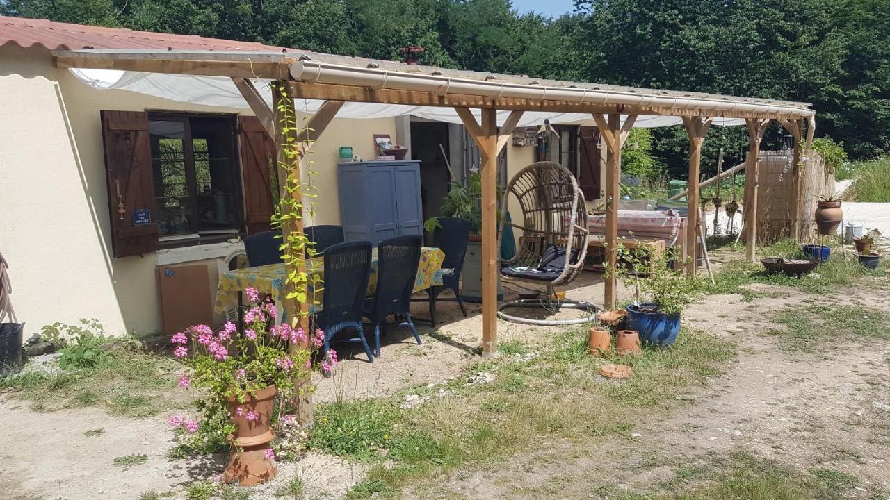 Lovely 2-Bed Shepherds Hut In A Forest Sougeres-en-Puisaye Экстерьер фото